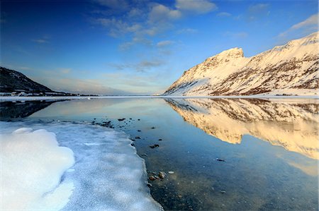 simsearch:6119-08420410,k - Snow capped mountains reflected in Steiropollen lake at sunrise, Lofoten Islands, Arctic, Norway, Scandinavia, Europe Foto de stock - Con derechos protegidos, Código: 841-08243978
