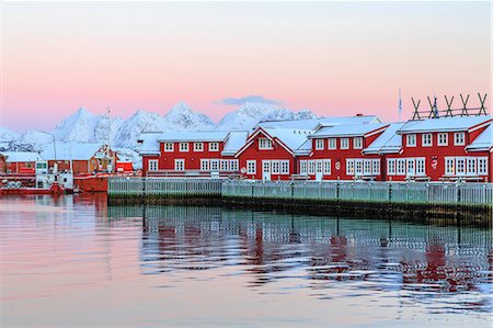 Pink sunset over the typical red houses reflected in the sea, Svolvaer, Lofoten Islands, Norway, Arctic, Scandinavia, Europe Foto de stock - Con derechos protegidos, Código: 841-08243979