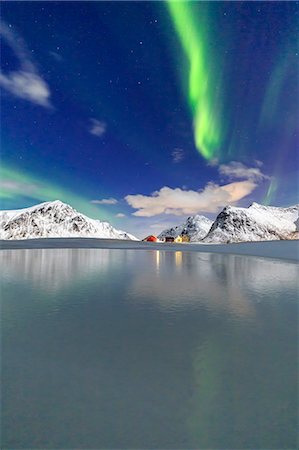 flakstad - Northern Lights (aurora borealis) reflected in the cold waters, Flakstad, Lofoten Islands, Arctic, Norway, Scandinavia, Europe Foto de stock - Direito Controlado, Número: 841-08243984