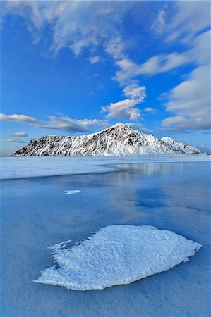 simsearch:841-08244003,k - Blue of dusk dominates the scenery in Flakstad with its cold sea and snowy peaks, Lofoten Islands, Arctic, Norway, Scandinavia, Europe Photographie de stock - Rights-Managed, Code: 841-08243987