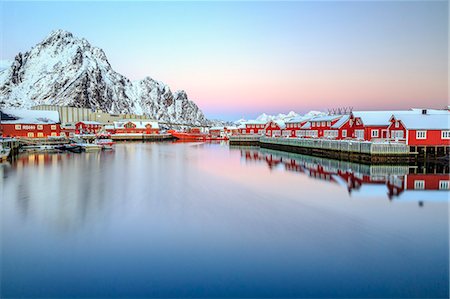 Pink sunset over the typical red houses reflected in the sea, Svolvaer, Lofoten Islands, Norway, Arctic, Scandinavia, Europe Foto de stock - Con derechos protegidos, Código: 841-08243980