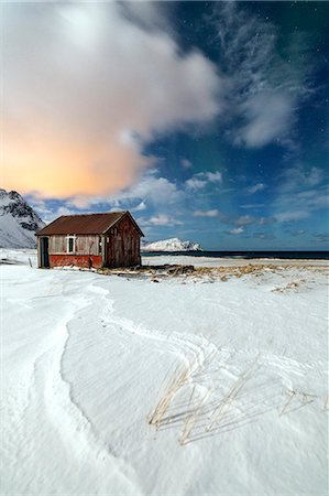 simsearch:841-08243987,k - House surrounded by snow in a cold winter day, Flakstad, Lofoten Islands, Arctic, Norway, Scandinavia, Europe Stockbilder - Lizenzpflichtiges, Bildnummer: 841-08243983