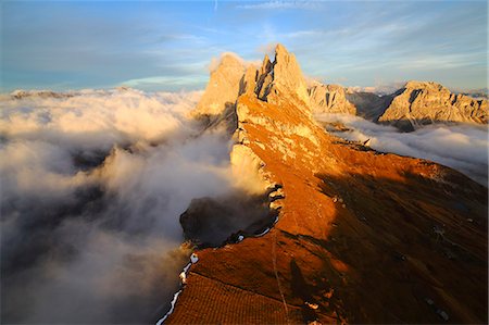 Aerial shot from Seceda of Odle surrounded by clouds at sunset in the Dolomites, Val Funes, Trentino Alto-Adige South Tyrol, Italy, Europe Foto de stock - Con derechos protegidos, Código: 841-08243999