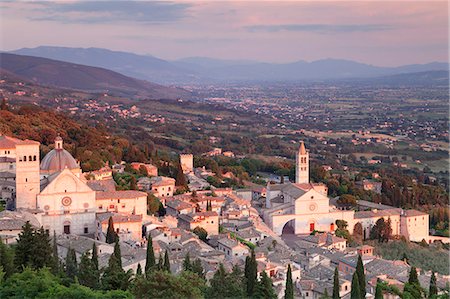 View over Assisi to Santa Chiara Basilica and San Rufino Cathedral at sunset, Assisi, Perugia District, Umbria, Italy, Europe Stockbilder - Lizenzpflichtiges, Bildnummer: 841-08279039