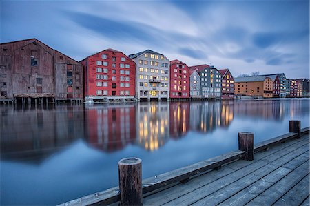 The lights of the houses reflected in the River Nidelva, Bakklandet, Trondheim, Norway, Scandinavia, Europe Stockbilder - Lizenzpflichtiges, Bildnummer: 841-08279115