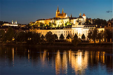 simsearch:841-08211677,k - St. Vitus's Cathedral and Prague Castle illuminated at dusk, UNESCO World Heritage Site, Prague, Czech Republic, Europe Photographie de stock - Rights-Managed, Code: 841-08279458