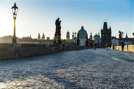 simsearch:6119-07587401,k - Early morning on Charles Bridge looking towards the Old Town, UNESCO World Heritage Site, Prague, Czech Republic, Europe Photographie de stock - Rights-Managed, Code: 841-08279460