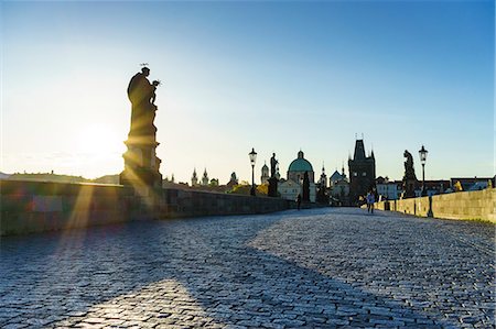 simsearch:6119-07587401,k - Early morning on Charles Bridge looking towards the Old Town, UNESCO World Heritage Site, Prague, Czech Republic, Europe Photographie de stock - Rights-Managed, Code: 841-08279462