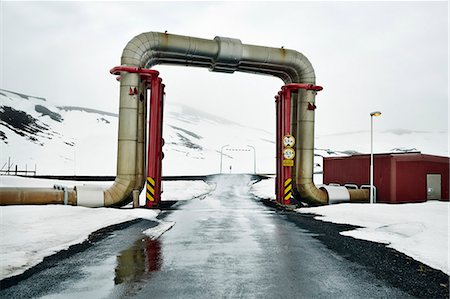 Peculiar pipework built over the road, Krafla Power Station, is the largest Geothermal power station in Iceland, Polar Regions Foto de stock - Con derechos protegidos, Código: 841-08279511