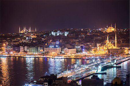 Istanbul at night, with Blue Mosque on left, New Mosque on right and Galata Bridge across Golden Horn, Turkey, Europe Fotografie stock - Rights-Managed, Codice: 841-08357217