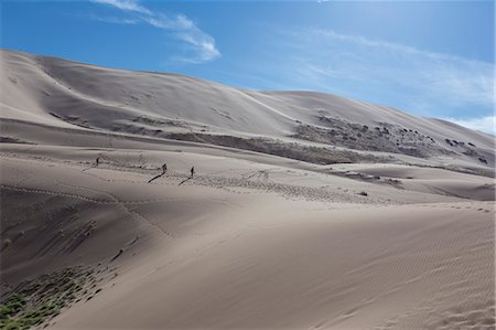 simsearch:841-08357320,k - Distant people descending a huge sand dune, iridescent on a summer evening, Khongoryn Els, Gobi Desert, Mongolia, Central Asia, Asia Photographie de stock - Rights-Managed, Code: 841-08357321