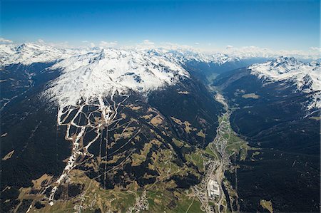 simsearch:841-08357371,k - Aerial view of Bormio Ski Area, Valfurva, Valtellina, Lombardy, Italy, Europe Photographie de stock - Rights-Managed, Code: 841-08357388