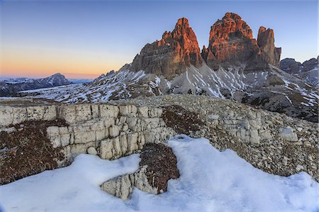 Pink sky at sunrise frames the Three Peaks of Lavaredo, Dolomites, Auronzo of Cadore, Veneto, Italy, Europe Foto de stock - Direito Controlado, Número: 841-08357395