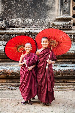 Two young monks and traditional umbrellas, Bagan (Pagan), Myanmar (Burma), Asia Stockbilder - Lizenzpflichtiges, Bildnummer: 841-08357429