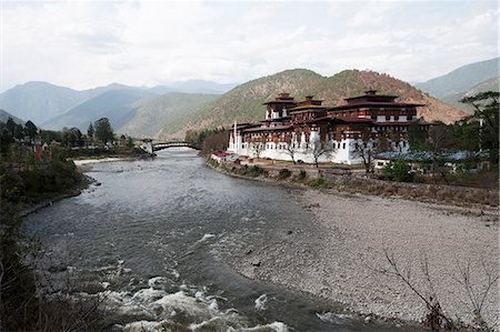 punakha dzong - Punakha dzong (monastery), old capital of Bhutan, at the confluence of the Pho chu (Father) and Mo Chu (Mother) rivers, Punakha, Bhutan, Asia Photographie de stock - Rights-Managed, Code: 841-08357657