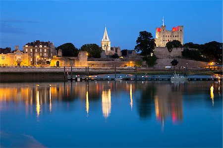 simsearch:841-08240111,k - Rochester Castle and Cathedral on the River Medway at night, Rochester, Kent, England, United Kingdom, Europe Photographie de stock - Rights-Managed, Code: 841-08357725