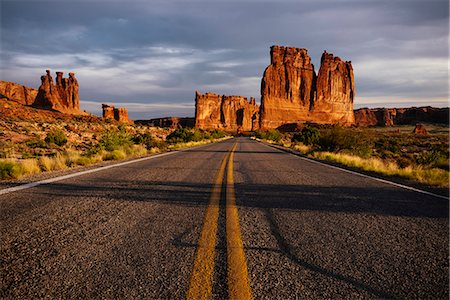 simsearch:841-08357734,k - View of Courthouse Towers, The Organ and Three Gossips at dawn, Arches National Park, Utah, United States of America, North America Photographie de stock - Rights-Managed, Code: 841-08357735