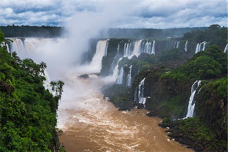 Iguazu Falls (Iguacu Falls) (Cataratas del Iguazu), UNESCO World Heritage Site, Argentinian side seen from the Brazilian side, border of Brazil Argentina and Paraguay, South America Photographie de stock - Rights-Managed, Code: 841-08421100