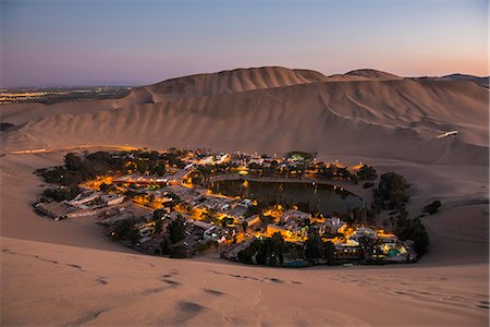 desert view from above - Huacachina, surrounded by sand dunes at night, Ica Region, Peru, South America Foto de stock - Con derechos protegidos, Código: 841-08421102