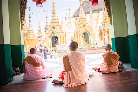 simsearch:841-09163335,k - Buddhist Nuns praying at Shwedagon Pagoda (Shwedagon Zedi Daw) (Golden Pagoda), Yangon (Rangoon), Myanmar (Burma), Asia Foto de stock - Con derechos protegidos, Código: 841-08421127