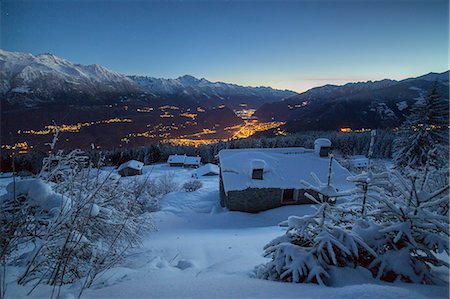 simsearch:841-08887151,k - Lights of dusk illuminate the valley and the snow covered huts, Tagliate Di Sopra, Gerola Valley, Valtellina, Lombardy, Italy, Europe Photographie de stock - Rights-Managed, Code: 841-08421192