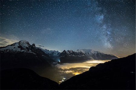 simsearch:879-09034075,k - Stars and Milky Way illuminate the snowy peaks around Lac de Cheserys, Chamonix, Haute Savoie, French Alps, France, Europe Photographie de stock - Rights-Managed, Code: 841-08421210