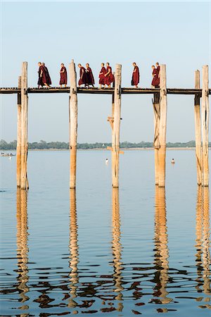 Monks crossing the U Bien bridge across Taungthaman Lake, Amarapura, Mandalay, Myanmar (Burma), Asia Foto de stock - Direito Controlado, Número: 841-08421258