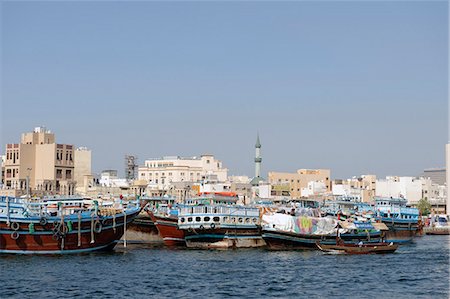 deira - Trading dhows on the docks of Dubai Creek, Deira, Dubai, United Arab Emirates, Middle East Fotografie stock - Rights-Managed, Codice: 841-08421334