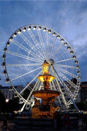 simsearch:841-06033230,k - Ferris wheel and the fountain at Erzsebet Square, Budapest, Hungary, Europe Stock Photo - Rights-Managed, Code: 841-08421503