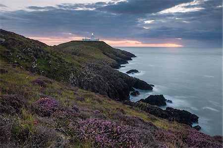 pembrokeshire coast - Strumble Head Lighthouse at dusk, Pembrokeshire Coast National Park, Wales, United Kingdom, Europe Foto de stock - Con derechos protegidos, Código: 841-08421525