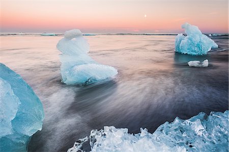 simsearch:841-09076974,k - Icebergs at sunset on Jokulsarlon Beach, a black volcanic sand beach in South East Iceland, Iceland, Polar Regions Photographie de stock - Rights-Managed, Code: 841-08438539