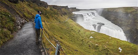 Tourist at Gullfoss Waterfall in the canyon of the Hvita River, The Golden Circle, Iceland, Polar Regions Stockbilder - Lizenzpflichtiges, Bildnummer: 841-08438532