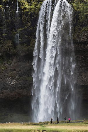 seljalandsfoss waterfall - Tourists at Seljalandsfoss, a famous waterfall just off route 1 in South Iceland (Sudurland), Iceland, Polar Regions Stockbilder - Lizenzpflichtiges, Bildnummer: 841-08438549