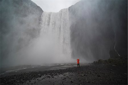 simsearch:841-08438554,k - Tourist taking a photo in the spray at Skogafoss Waterfall, Skogar, South Region (Sudurland), Iceland, Polar Regions Photographie de stock - Rights-Managed, Code: 841-08438555