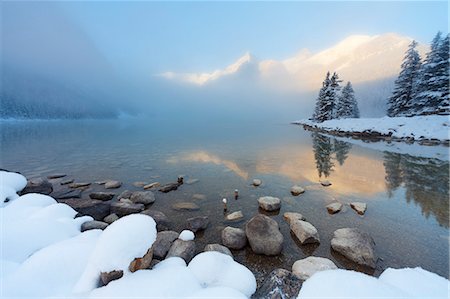 Foggy sunrise at Lake Louise, Banff National Park, UNESCO World Heritage Site, Rocky Mountains, Alberta, Canada, North America Stockbilder - Lizenzpflichtiges, Bildnummer: 841-08438569