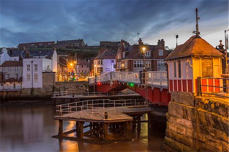 Old Swing Bridge over River Esk at dawn during the Christmas holidays, Whitby, North Yorkshire, England, United Kingdom, Europe Fotografie stock - Rights-Managed, Codice: 841-08438576