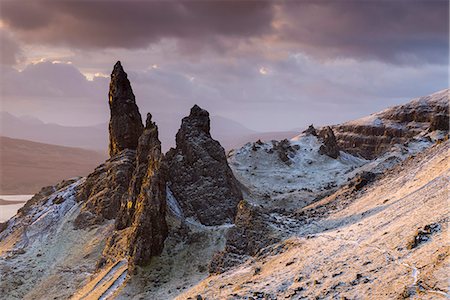 europe - Snow dusted Old Man of Storr at sunrise, Isle of Skye, Inner Hebrides, Scotland, United Kingdom, Europe Photographie de stock - Rights-Managed, Code: 841-08438763