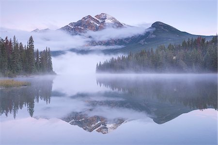dunst - A misty Pyramid Mountain reflected in Pyramid Lake at dawn, Jasper National Park, Canadian Rockies, UNESCO World Heritage Site, Alberta, Canada, North America Stockbilder - Lizenzpflichtiges, Bildnummer: 841-08438784