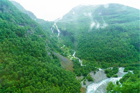 simsearch:841-08438835,k - A view of waterfalls and forest from the Flam Railway, Flamsbana, Flam, Norway, Scandinavia, Europe Foto de stock - Con derechos protegidos, Código: 841-08438831