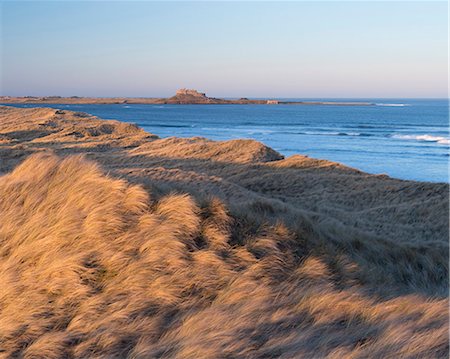 A view towards Holy island from Ross Sands, Northumberland, England, United Kingdom, Europe Foto de stock - Direito Controlado, Número: 841-08527784