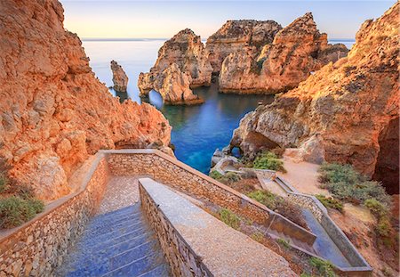 Soft colors of dawn on the red cliffs of Ponta Da Piedade, Lagos, Algarve, Portugal, Europe Foto de stock - Direito Controlado, Número: 841-08542489