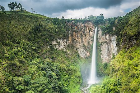 Piso Waterfall outside Berestagi, Sumatra, Indonesia, Southeast Asia, Asia Photographie de stock - Rights-Managed, Code: 841-08542506