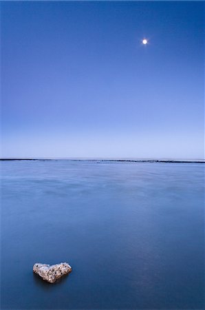 simsearch:841-08542519,k - Moonrise at Winchelsea Beach and heart-shaped rock, Winchelsea, Sussex, England, United Kingdom, Europe Foto de stock - Con derechos protegidos, Código: 841-08542526