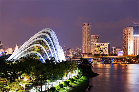 Gardens by the Bay cloud forest and city backdrop of Marina Bay, Singapore, Southeast Asia, Asia Foto de stock - Direito Controlado, Número: 841-08542689