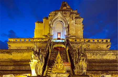 simsearch:841-08542720,k - Wat Chedi Luang Worawihan temple, Chiang Mai, Thailand, Southeast Asia, Asia Foto de stock - Con derechos protegidos, Código: 841-08542698