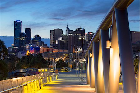 simsearch:841-07457054,k - Skyline from William Barak Bridge at dusk, Melbourne, Victoria, Australia, Pacific Photographie de stock - Rights-Managed, Code: 841-08542739