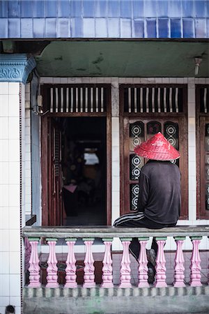 parapet - Man ready to work the rice paddies at Sungai Pinang, a traditional Indonesian village near Padang in West Sumatra, Indonesia, Southeast Asia, Asia Photographie de stock - Rights-Managed, Code: 841-08568825