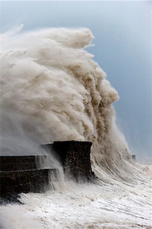 Huge waves crash against the harbour wall at Porthcawl, Bridgend, Wales, United Kingdom, Europe Stockbilder - Lizenzpflichtiges, Bildnummer: 841-08568959