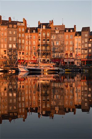 simsearch:841-08569039,k - Saint Catherine Quay in the Vieux Bassin at sunrise, Honfleur, Normandy, France, Europe Foto de stock - Con derechos protegidos, Código: 841-08569038