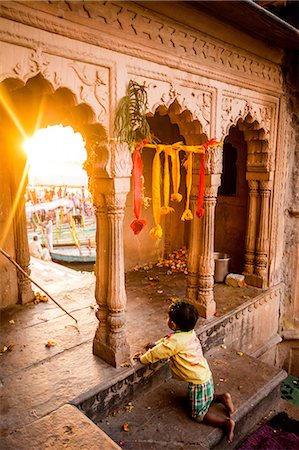 simsearch:841-02717906,k - Little Indian boy watching the Traditional Krishna and Radha dance during the Flower Holi Festival, Vrindavan, Uttar Pradesh, India, Asia Photographie de stock - Rights-Managed, Code: 841-08645404